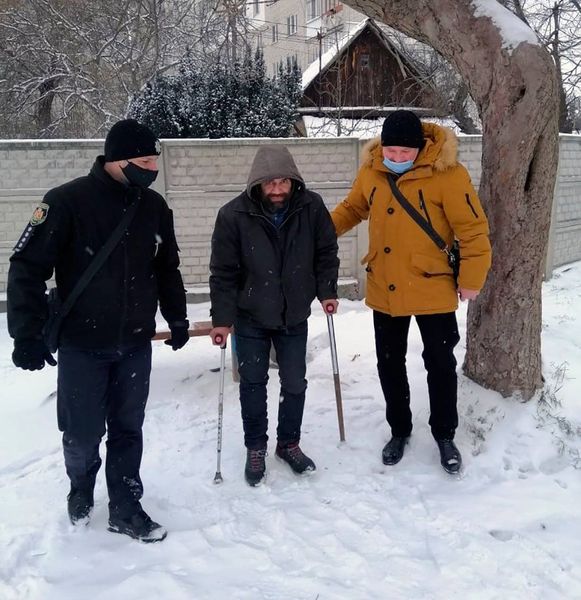Новини Житомира - фото з Людяність і небайдужість: у Житомирі поліцейські допомогли безхатьку Людяність і небайдужість: у Житомирі поліцейські допомогли безхатьку, фото №1 на сайті 20minut.ua
