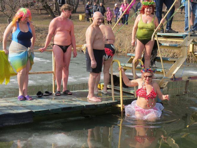 Новини Вінниці - фото з «Раджу купатися в шапочці»: «моржиха» Раїса Макієвська про купання на Водохреща «Раджу купатися в шапочці»: «моржиха» Раїса Макієвська про купання на Водохреща, фото №2 на сайті 20minut.ua