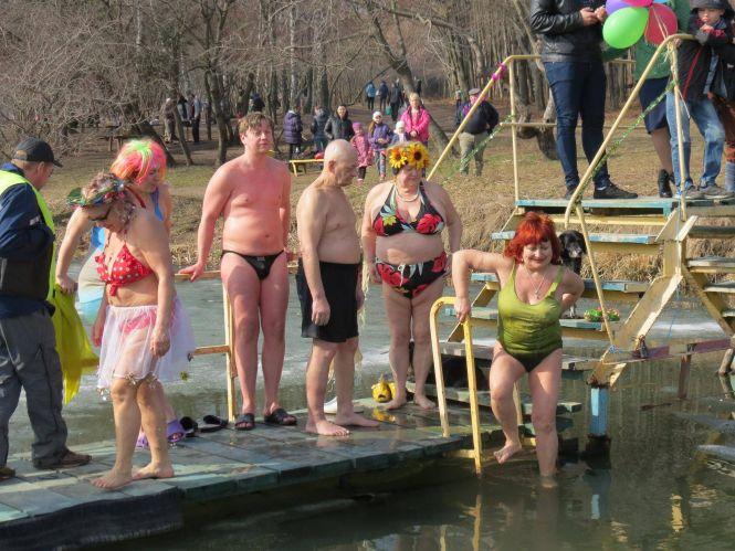 Новини Вінниці - фото з «Раджу купатися в шапочці»: «моржиха» Раїса Макієвська про купання на Водохреща «Раджу купатися в шапочці»: «моржиха» Раїса Макієвська про купання на Водохреща, фото №1 на сайті 20minut.ua