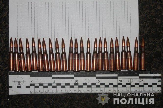 Наркотики і зброя в багажнику. За хабар поліцейському затримали хмельничанина, фото №1 на сайті vsim.ua