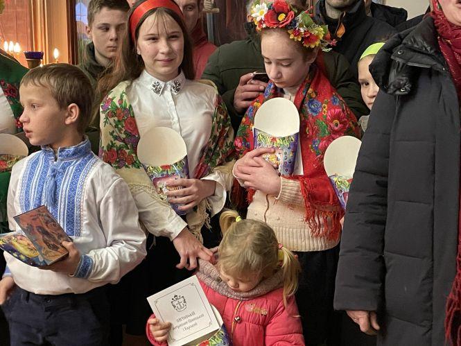 Новини Козятина - фото з Вєчірнє богослужіння та колядки: Козятинщину відвідав Митрополит Вінницький і Барський Варсонофій Вєчірнє богослужіння та колядки: Козятинщину відвідав Митрополит Вінницький і Барський Варсонофій, фото №1 на сайті 20minut.ua