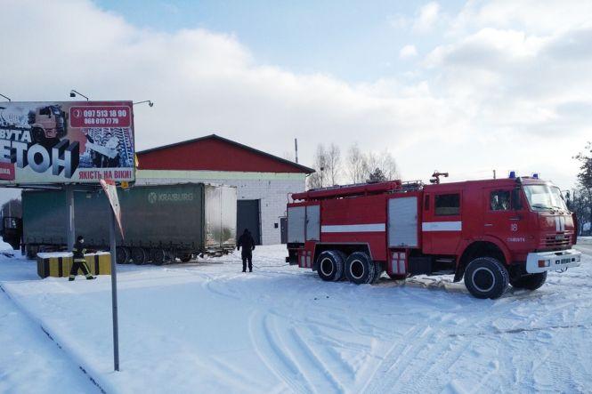 На Хмельниччині вантажівка застрягла у снігу (ВІДЕО), фото №1 на сайті vsim.ua