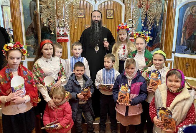 Новини Козятина - фото з Вєчірнє богослужіння та колядки: Козятинщину відвідав Митрополит Вінницький і Барський Варсонофій Вєчірнє богослужіння та колядки: Козятинщину відвідав Митрополит Вінницький і Барський Варсонофій, фото №5 на сайті 20minut.ua