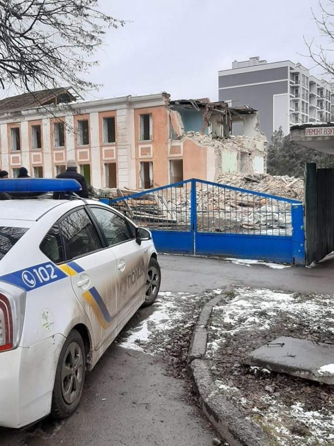 На изображении может находиться: автомобиль и на улице