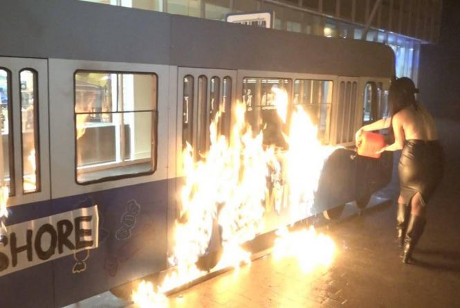 Як просувається суд над «феменкою», яка у 2017-му підпалила трамвайчик у центрі Вінниці