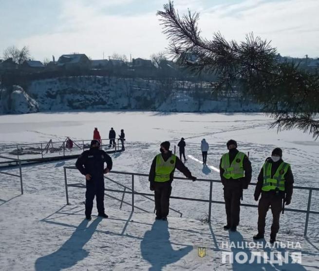 Новини Вінниці - фото з Водохреща під час карантину: вінницькі поліцейські стежать за порушниками Водохреща під час карантину: вінницькі поліцейські стежать за порушниками, фото №3 на сайті 20minut.ua