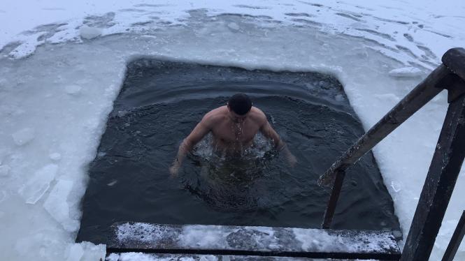 Новини Хмельницького - фото з “Відчуття не зрівняються ні з горілкою, ні з жінкою”. Як хмельничани пірнали в ополонку при -16 (ВІДЕО) Нет описания.