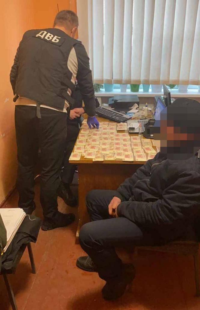 Новини Козятина - фото з Козятинчанин хотів дати взятку слідчому за ДТП: чоловіку загрожує вісім років тюрми Козятинчанин хотів дати взятку слідчому за ДТП: чоловіку загрожує вісім років тюрми, фото №1 на сайті 20minut.ua