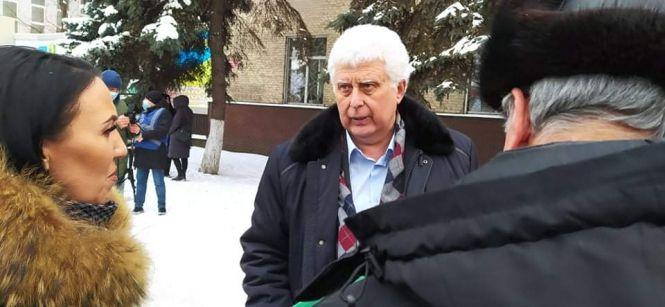 «Лікарня наша власність»‎: під райрадою мітингують лікарі та обіцяють перекрити дорогу, фото №2 на сайті 20minut.ua