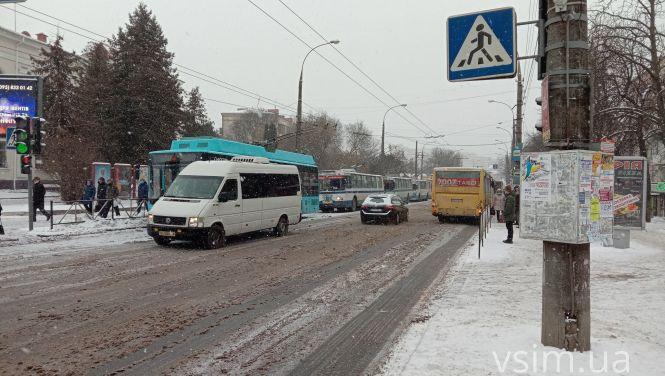 Тролейбуси зупинились. Через ДТП на Кам'янецькій утворився затор (ФОТО), фото №7 на сайті vsim.ua