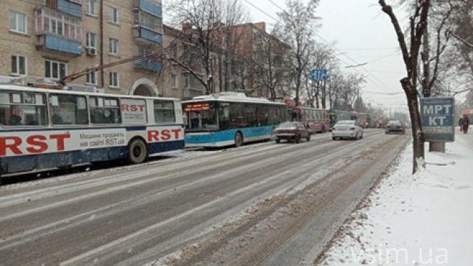 Тролейбуси зупинились. Через ДТП на Кам'янецькій утворився затор (ФОТО), фото №1 на сайті vsim.ua