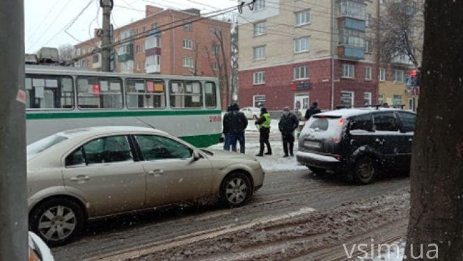 Тролейбуси зупинились. Через ДТП на Кам'янецькій утворився затор (ФОТО), фото №4 на сайті vsim.ua