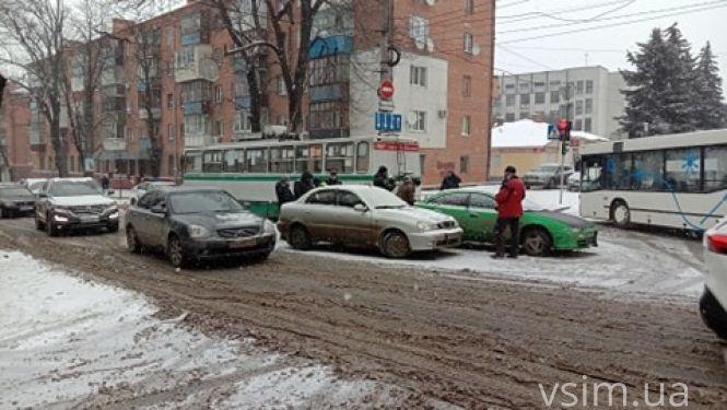 Тролейбуси зупинились. Через ДТП на Кам'янецькій утворився затор (ФОТО), фото №3 на сайті vsim.ua