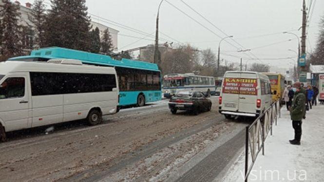 Тролейбуси зупинились. Через ДТП на Кам'янецькій утворився затор (ФОТО), фото №8 на сайті vsim.ua