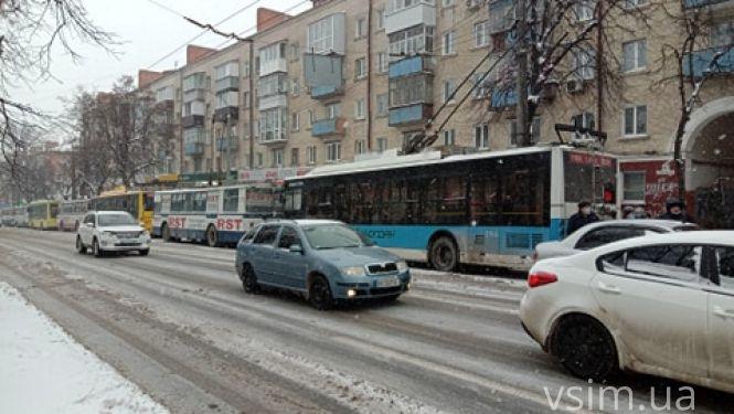 Тролейбуси зупинились. Через ДТП на Кам'янецькій утворився затор (ФОТО), фото №6 на сайті vsim.ua