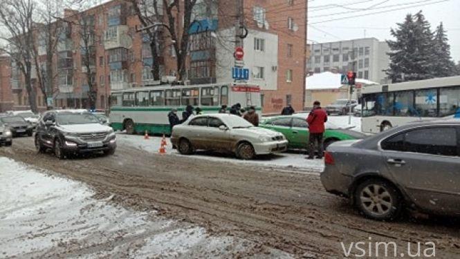 Тролейбуси зупинились. Через ДТП на Кам'янецькій утворився затор (ФОТО), фото №2 на сайті vsim.ua