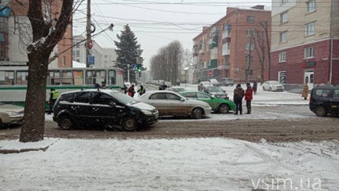 Тролейбуси зупинились. Через ДТП на Кам'янецькій утворився затор (ФОТО), фото №5 на сайті vsim.ua