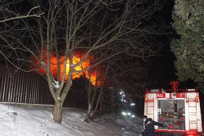 Пожежа під Хмельницьким: майже вщент згорів будинок  (ФОТО, ВІДЕО), фото №1 на сайті vsim.ua