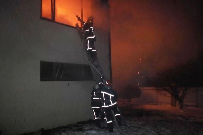 Пожежа під Хмельницьким: майже вщент згорів будинок  (ФОТО, ВІДЕО), фото №2 на сайті vsim.ua