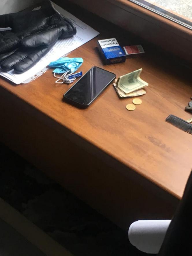 Новини Тернополя - фото з Кого з чиновників Тернопільської ОДА затримали на хабарі? З власних джерел "20 хвилин" Зображення може містити: телефон, стіл та у приміщенні