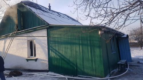 Новини Житомира - фото з Врятував сусідку: у Малині під час пожежі чоловік витягнув з будинку літню жінку-інваліда 002.jpg