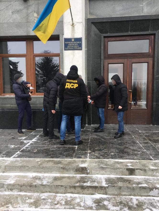 Новини Тернополя - фото з Кого з чиновників Тернопільської ОДА затримали на хабарі? З власних джерел "20 хвилин" Зображення може містити: 1 особа, стоїть та надворі