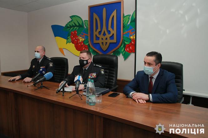 Новини Хмельницького - фото з У Хмельницькому створили районне управління поліції: що зміниться Зображення може містити: 1 особа, сидить