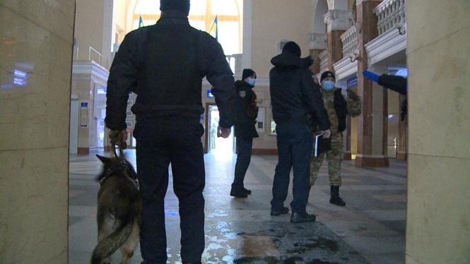 Новини Вінниці - фото з На залізничному вокзалі евакуювали всіх пасажирів. Що там відбувається? Зображення може містити: одна або кілька осіб, люди стоять, надворі та у приміщенні