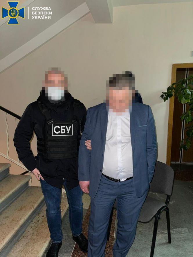 Новини Житомира - фото з Заробляв на "ковідних" грошах: подробиці затримання на хабарі директора департаменту охорони здоров’я ОДА Миколи Суслика Заробляв на "ковідних" грошах: подробиці затримання на хабарі директора департаменту охорони здоров’я ОДА Миколи Суслика, фото №1 на сайті 20minut.ua