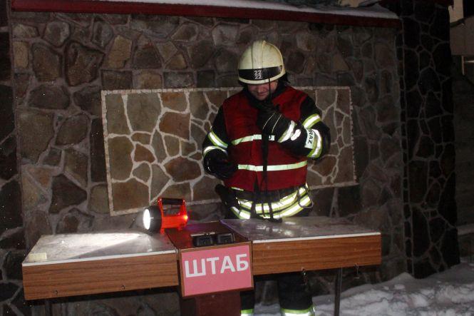 Новини Хмельницького - фото з У мікрорайоні «Дивокрай» 27 рятувальників гасили будинок (ФОТО, ВІДЕО) У мікрорайоні «Дивокрай» 27 рятувальників гасили будинок (ФОТО, ВІДЕО), фото №2 на сайті vsim.ua