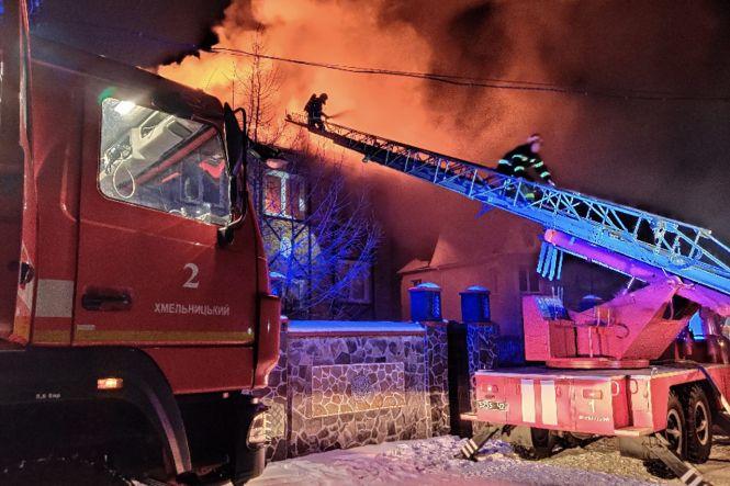 Новини Хмельницького - фото з У мікрорайоні «Дивокрай» 27 рятувальників гасили будинок (ФОТО, ВІДЕО) У мікрорайоні «Дивокрай» 27 рятувальників гасили будинок (ФОТО, ВІДЕО), фото №1 на сайті vsim.ua