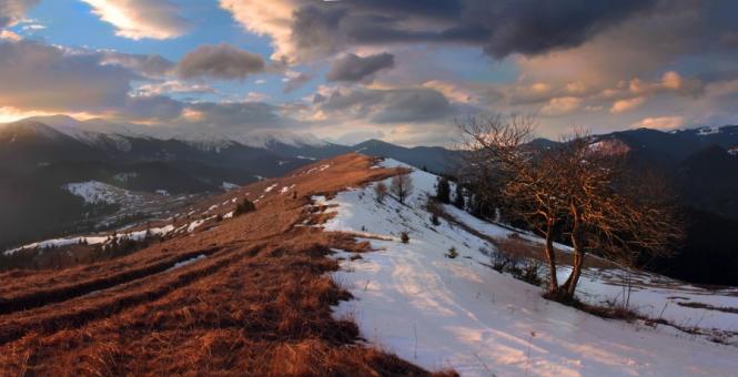 Новини Тернополя - фото з Ловіть зиму за хвіст! Ми підготували ТОП небанальних та бюджетних місць для відпочинку в Карпатах Дземброня зимой: история одного заката