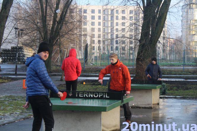 Хтось гуляє з дітьми на майданчиках, а хтось – йде на лід. Як відпочивають тернополяни (ФОТОРЕПОРТАЖ), фото №4 на сайті 20minut.ua