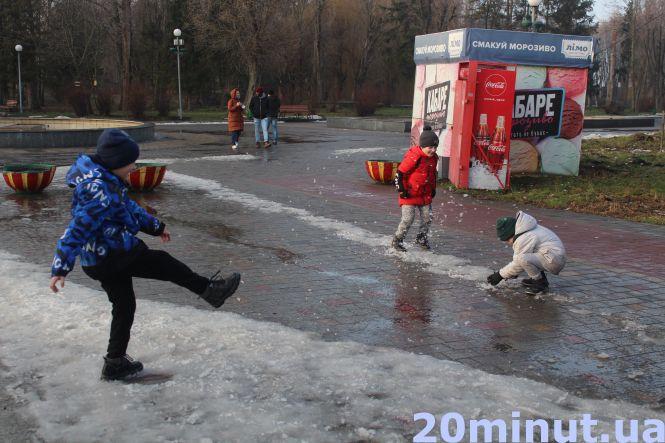 Хтось гуляє з дітьми на майданчиках, а хтось – йде на лід. Як відпочивають тернополяни (ФОТОРЕПОРТАЖ), фото №1 на сайті 20minut.ua