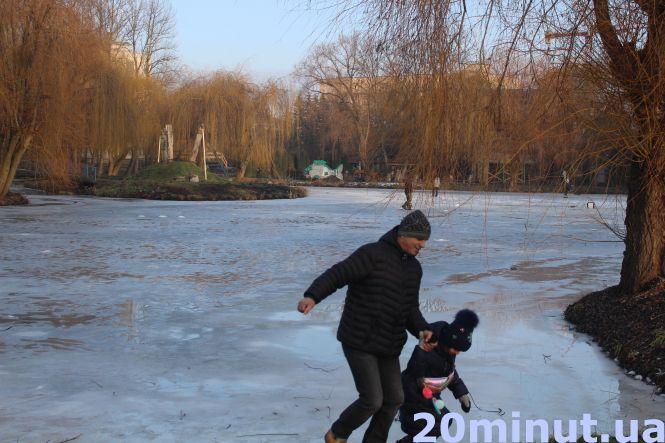 Хтось гуляє з дітьми на майданчиках, а хтось – йде на лід. Як відпочивають тернополяни (ФОТОРЕПОРТАЖ), фото №2 на сайті 20minut.ua