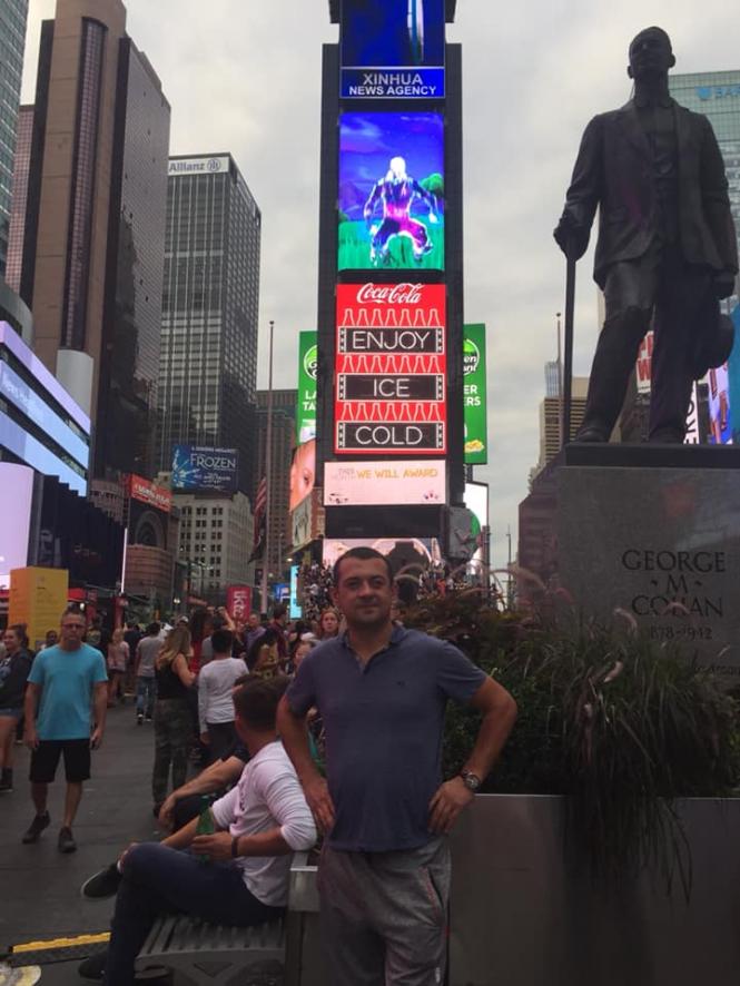 Возможно, это изображение (1 особа)