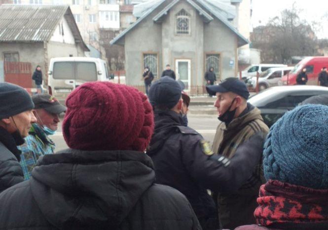 Новини Тернополя - фото з "Хлопця шарпають поліцейські": що коїться навпроти Ринку? Фото і відео з місця події