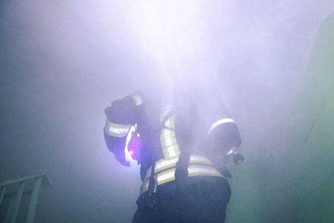 У Хмельницькому горіла квартира у багатоповерхівці (ФОТО, ВІДЕО), фото №3 на сайті vsim.ua