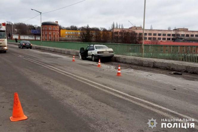 У Кам’янці на мосту зіштовхнулися два легковики: постраждав водій, фото №1 на сайті vsim.ua