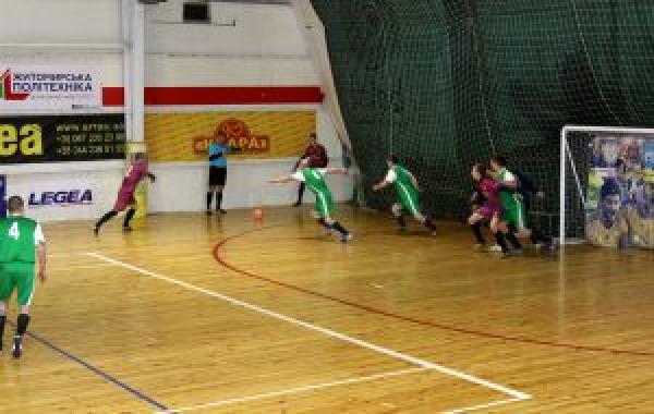 Новини Житомира - фото з У Житомирі стартував чемпіонат Десантно-штурмових військ ЗСУ з футзалу У Житомирі стартував чемпіонат Десантно-штурмових військ ЗСУ з футзалу, фото №1 на сайті 20minut.ua