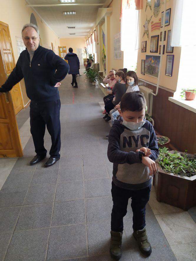 «Раді, що побачили один одного»: для учнів відновили навчання. Репортаж зі школи №9, фото №4 на сайті 20minut.ua