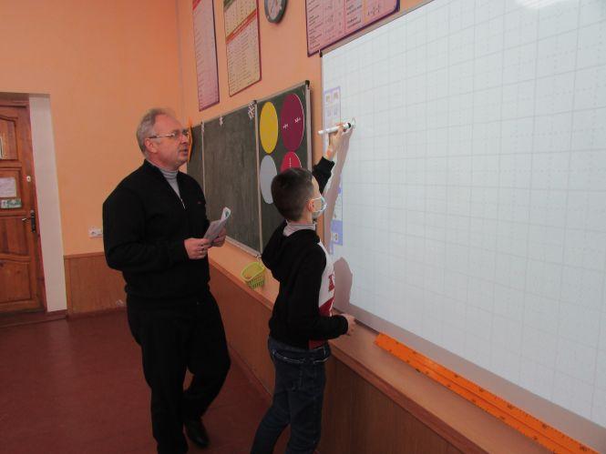 «Раді, що побачили один одного»: для учнів відновили навчання. Репортаж зі школи №9, фото №9 на сайті 20minut.ua