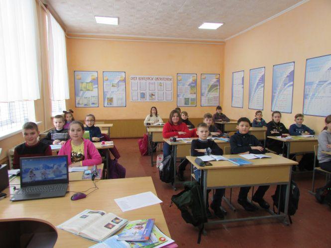 «Раді, що побачили один одного»: для учнів відновили навчання. Репортаж зі школи №9, фото №10 на сайті 20minut.ua