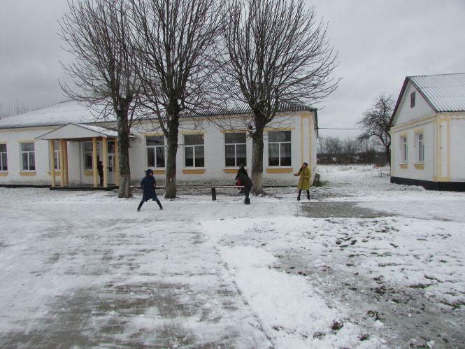 «Раді, що побачили один одного»: для учнів відновили навчання. Репортаж зі школи №9, фото №5 на сайті 20minut.ua
