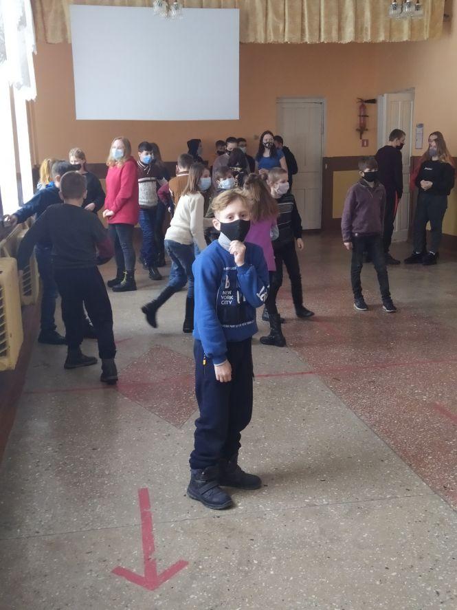 «Раді, що побачили один одного»: для учнів відновили навчання. Репортаж зі школи №9, фото №3 на сайті 20minut.ua