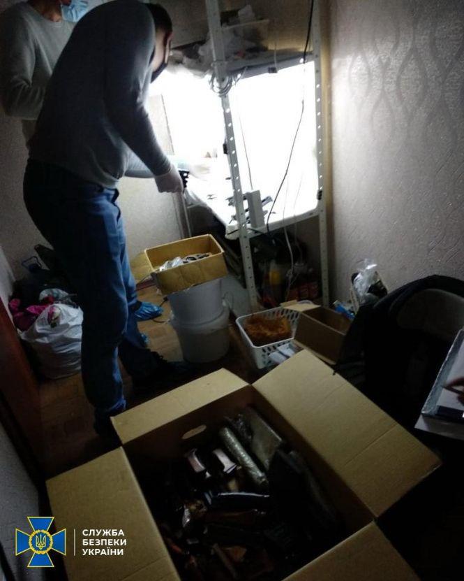 Подружжя з Києва переправляло комплектуючі до зброї за кордон: на Житомирщині  СБУ блокувала канал збуту, фото №1 на сайті 20minut.ua