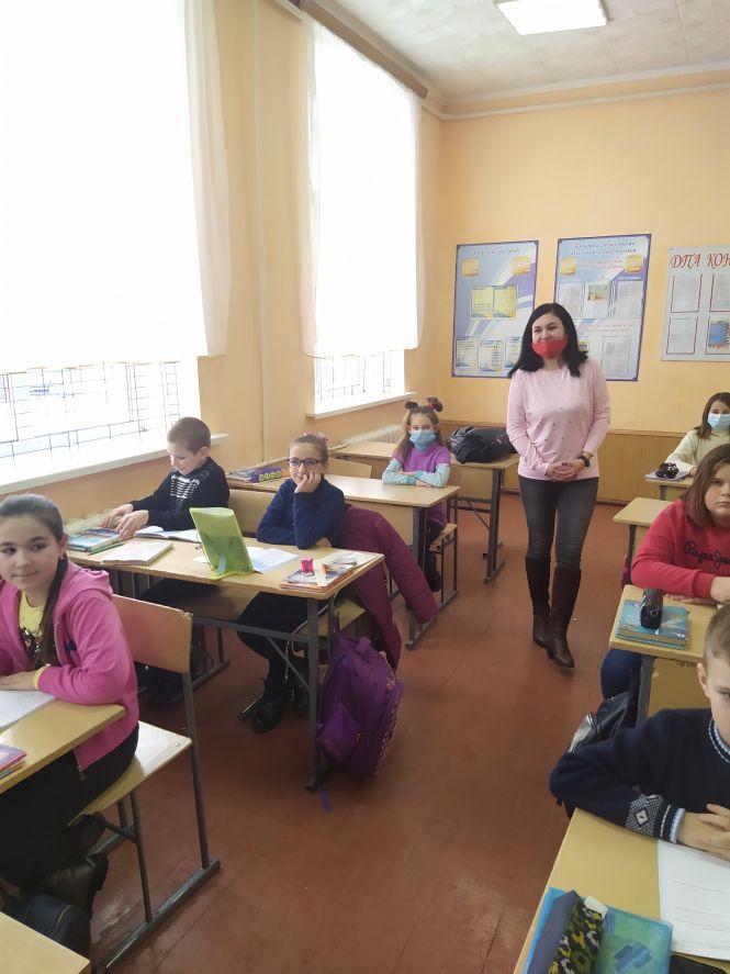 «Раді, що побачили один одного»: для учнів відновили навчання. Репортаж зі школи №9, фото №7 на сайті 20minut.ua