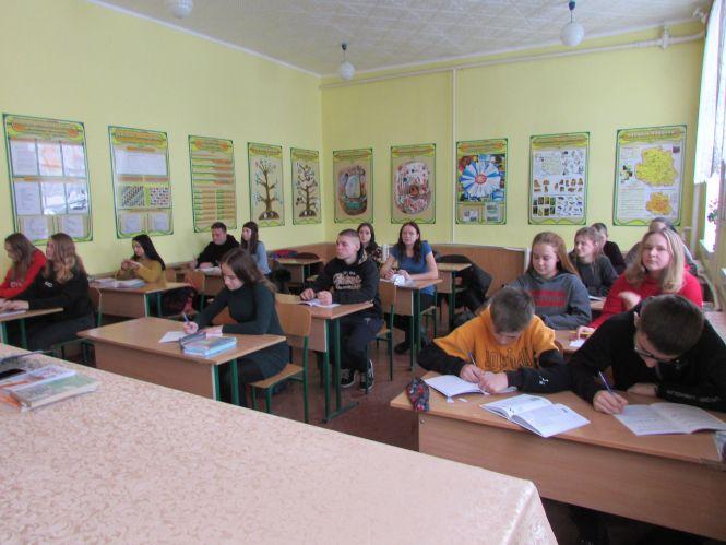 «Раді, що побачили один одного»: для учнів відновили навчання. Репортаж зі школи №9, фото №8 на сайті 20minut.ua