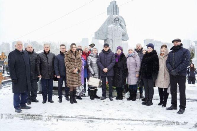 На Байковому кладовищі у Києві відзначили 70-у річницю з дня народження космонавта Леоніда Каденюка, фото №1 на сайті 20minut.ua