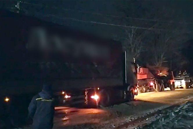 Новини Хмельницького - фото з Під Хмельницьким 10 рятувальників витягали з узбіччя вантажівку Під Хмельницьким 10 рятувальників витягали з узбіччя вантажівку, фото №1 на сайті vsim.ua